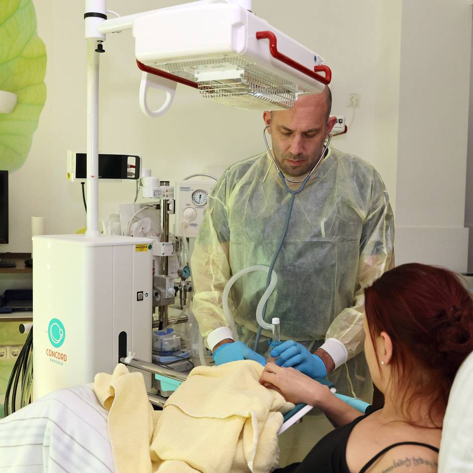 Elisabeth-Krankenhaus in Mönchengladbach: „Birth Trolley“ im Kreißsaal – warum spätes Abnabeln wichtig ist