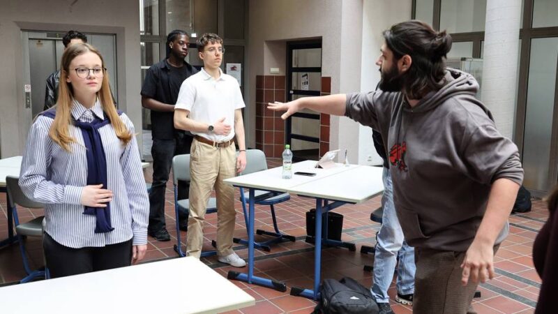 „Die Welle“ am Maria-Lenssen-Berufskolleg: Wenn ein Experiment außer Kontrolle gerät