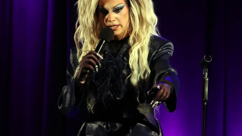 Dragqueen Pam Pengco in TiG: Wie Fußball-Derbys für alle glücklich enden