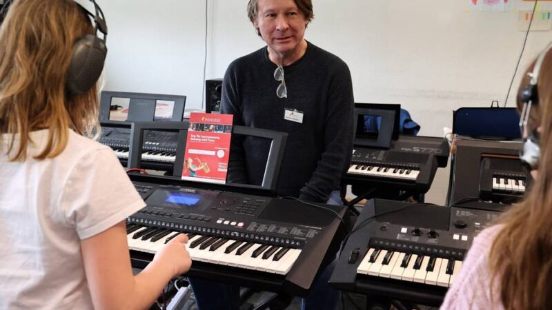 Aktionstag an Musikschule Mönchengladbach: Eminem auf dem Akkordeon und Keyboards mit Kopfhörern