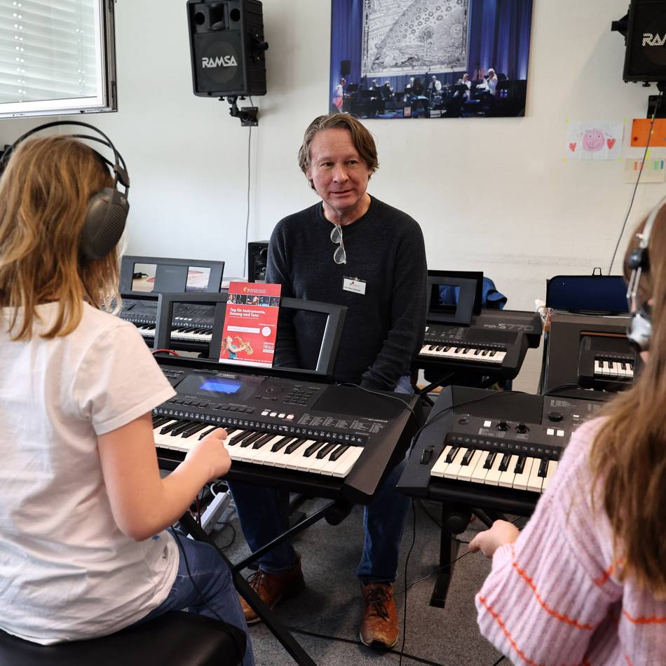 Aktionstag an Musikschule Mönchengladbach: Eminem auf dem Akkordeon und Keyboards mit Kopfhörern