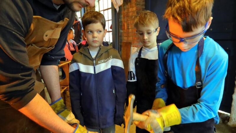 Alte Dorfschmiede Menzelen-Ost: Kommunionkinder schmieden eiserne Kreuze