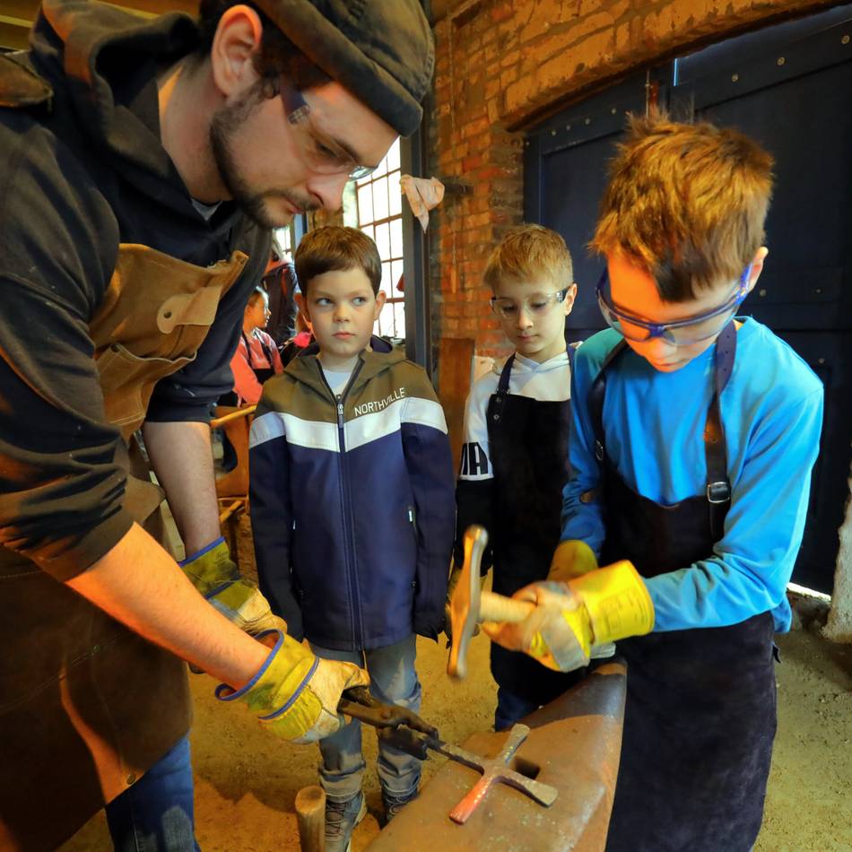 Alte Dorfschmiede Menzelen-Ost: Kommunionkinder schmieden eiserne Kreuze
