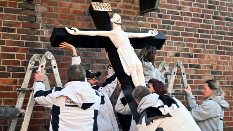 Zahn der Zeit nagte am Lack: Kruzifix an St. Laurentius hängt wieder