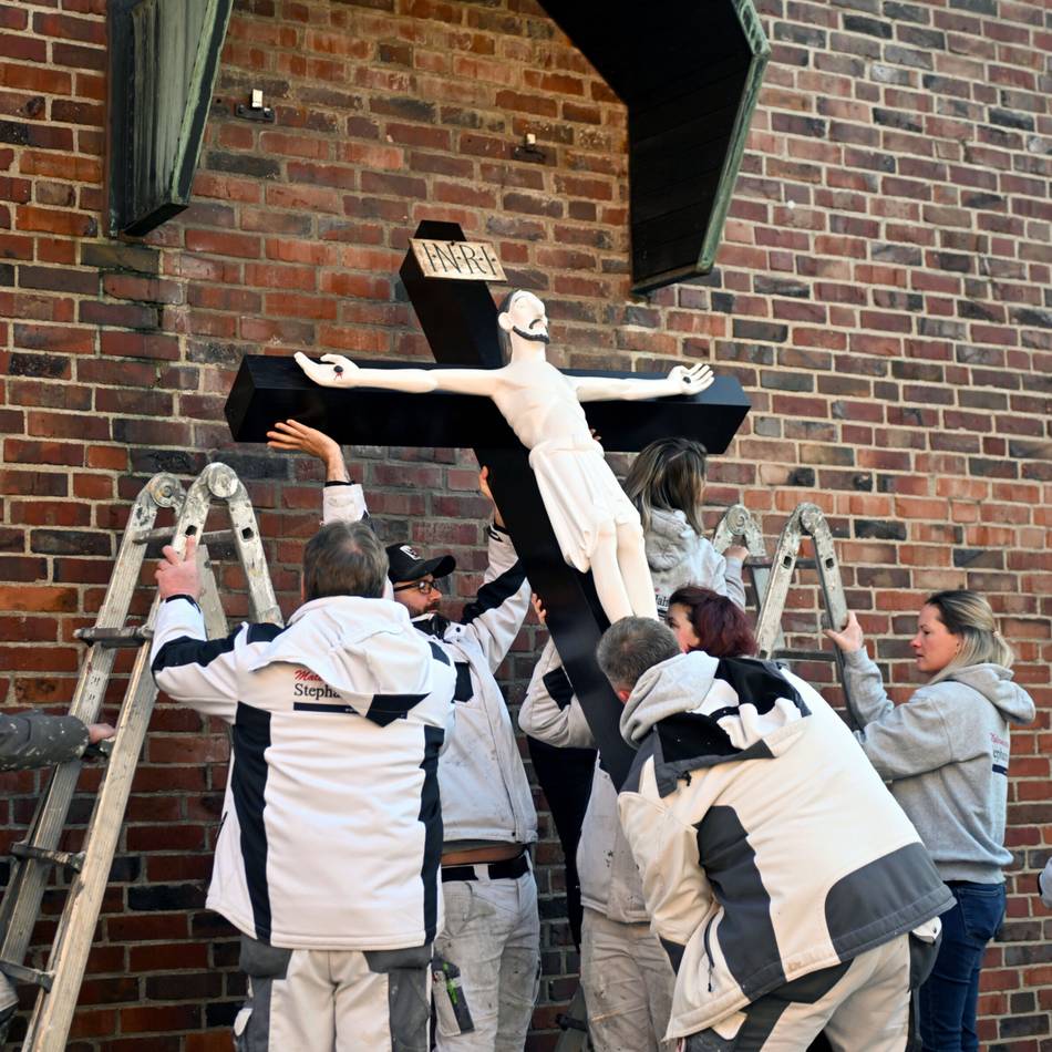Zahn der Zeit nagte am Lack: Kruzifix an St. Laurentius hängt wieder