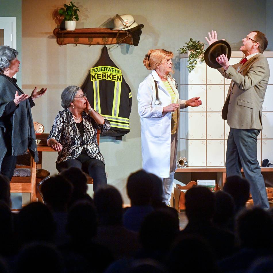 Ein Abend auf Vogteier Platt in Aldekerk: Stiftungsfest der Feuerwehr versinkt im Chaos – das Publikum ist begeistert