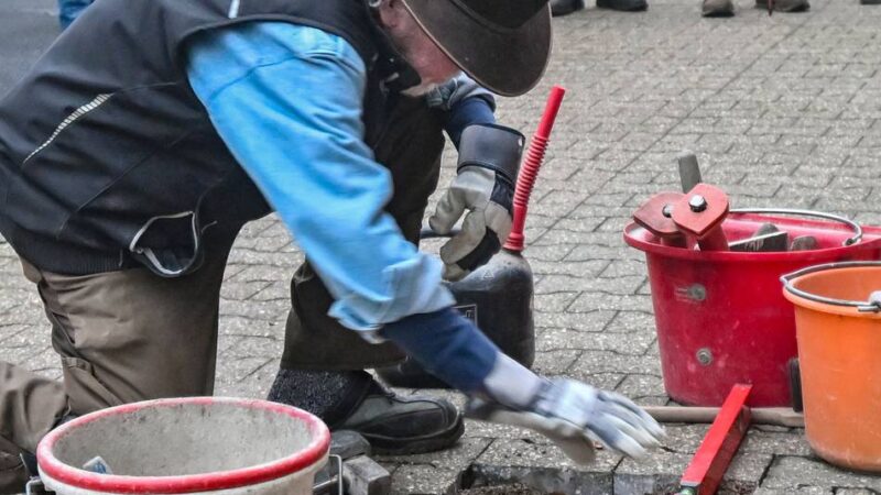 Lagen neben einem Hausanschluss für Gas: Stolpersteine in Grefrath nach Hinweisen von Bürgern neu verlegt