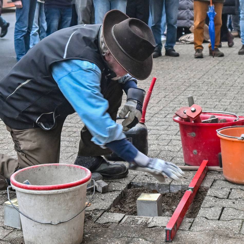 Lagen neben einem Hausanschluss für Gas: Stolpersteine in Grefrath nach Hinweisen von Bürgern neu verlegt