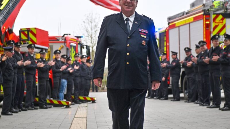 Feierstunde in Geldern: Kameraden stehen für den Kreisbrandmeister zum Abschied Spalier