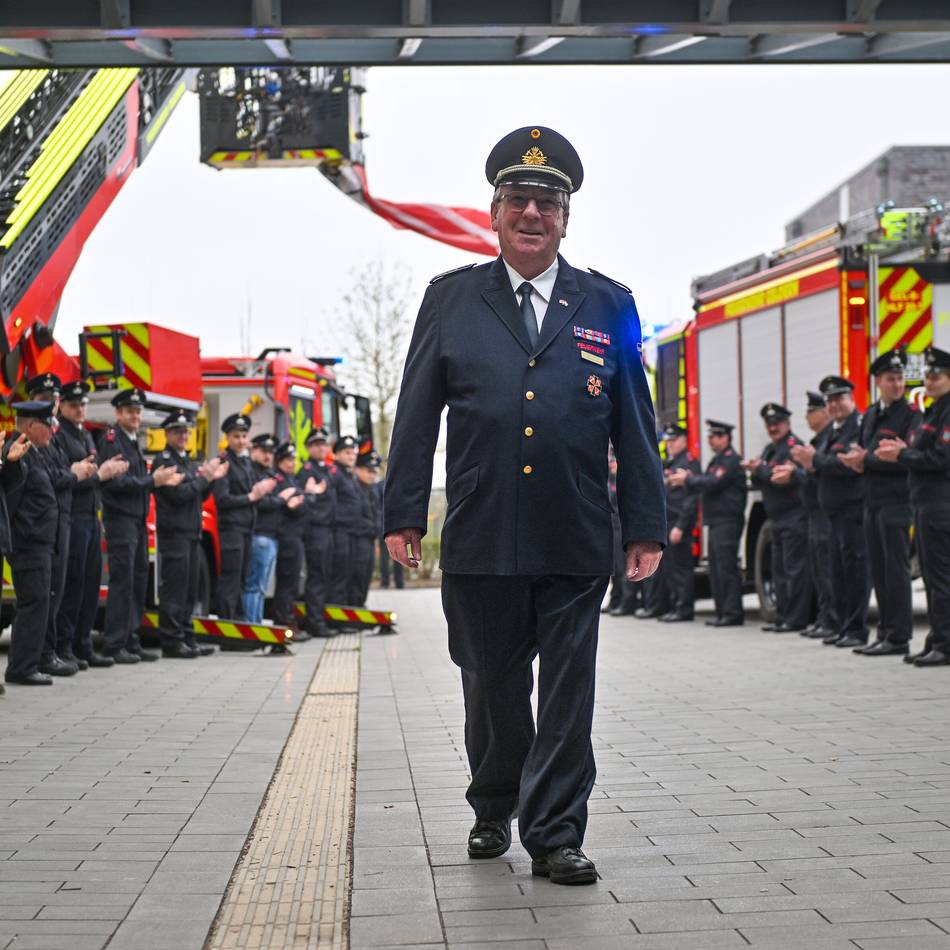 Feierstunde in Geldern: Kameraden stehen für den Kreisbrandmeister zum Abschied Spalier