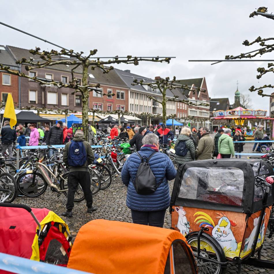 Auswahl auf dem Marktplatz: So lief die Fahrradbörse in Geldern