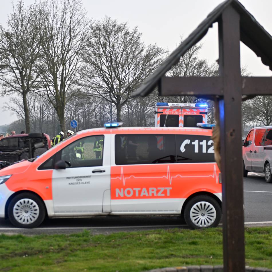 Update: Bereich der Kempener Landstraße ist weiterhin gesperrt: Motorradfahrer stirbt bei schwerem Unfall in Kerken