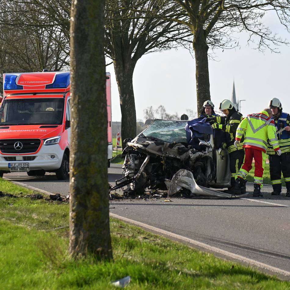 Schwerer Unfall auf Issumer Straße: Autofahrerin kommt bei Unfall in Aldekerk ums Leben
