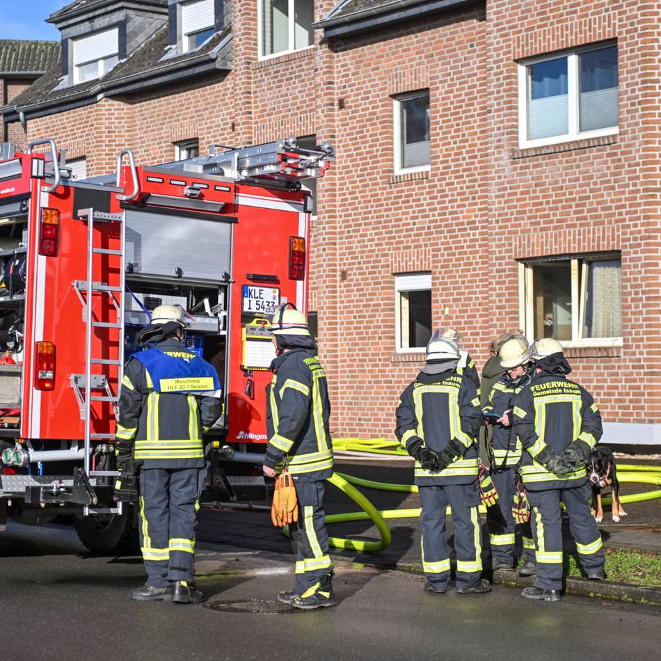 Alte Gelderner Straße: Feuerwehr holt Bewohner aus brennender Wohnung in Sevelen