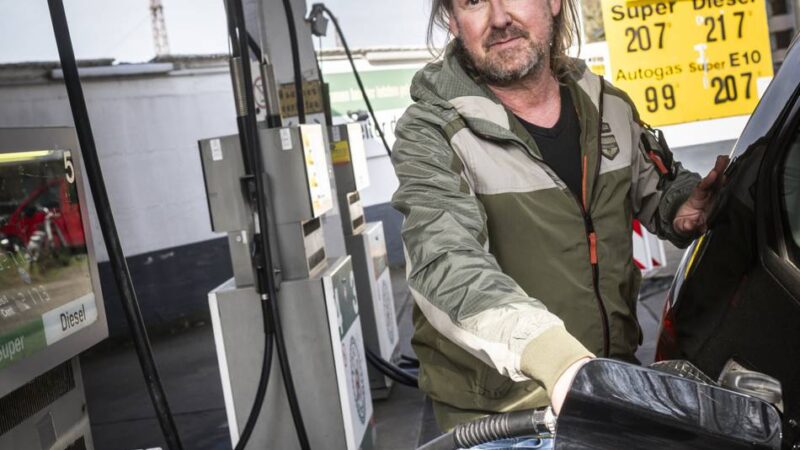Dieselpreis bei 2,20 Euro: Wie Düsseldorfer mit dem Spritpreis–Schock umgehen – „Alle müssen jetzt sparen“
