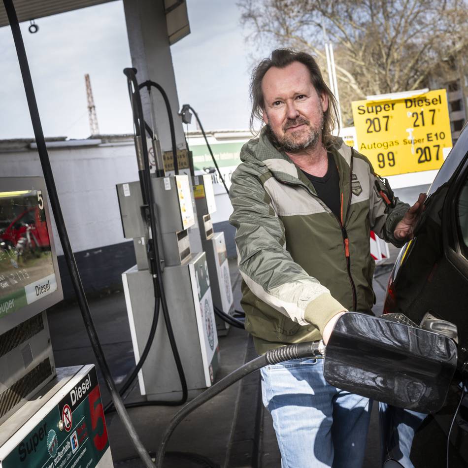 Dieselpreis bei 2,20 Euro: Wie Düsseldorfer mit dem Spritpreis–Schock umgehen – „Alle müssen jetzt sparen“