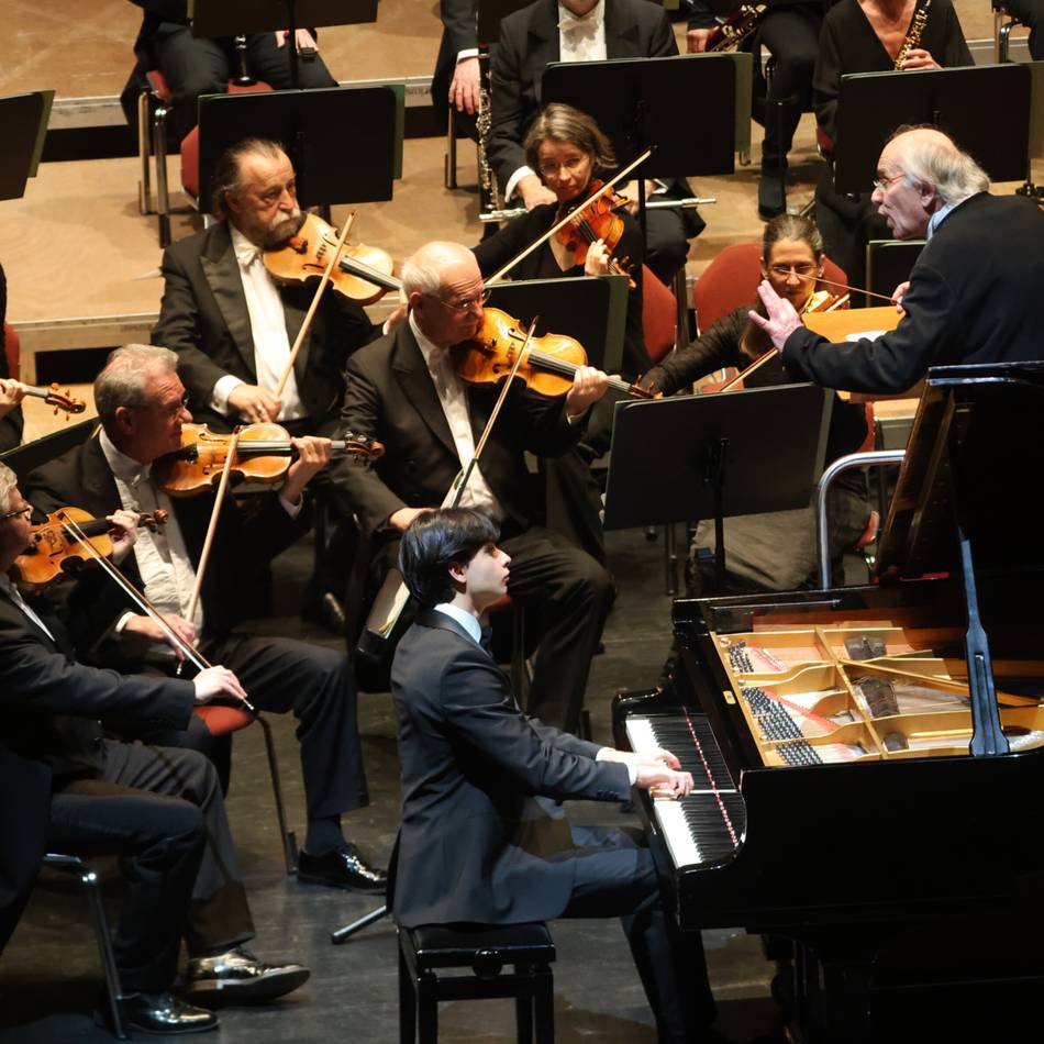 Westdeutsche Sinfonia Leverkusen: Junger Solo-Pianist Can Sarac brilliert bei Klassiksonntag