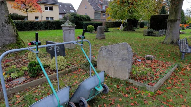 Friedhof in Xanten: Antrag einer Bürgerin – Gießkannen und Werkzeug sollen wieder am Grab liegen dürfen