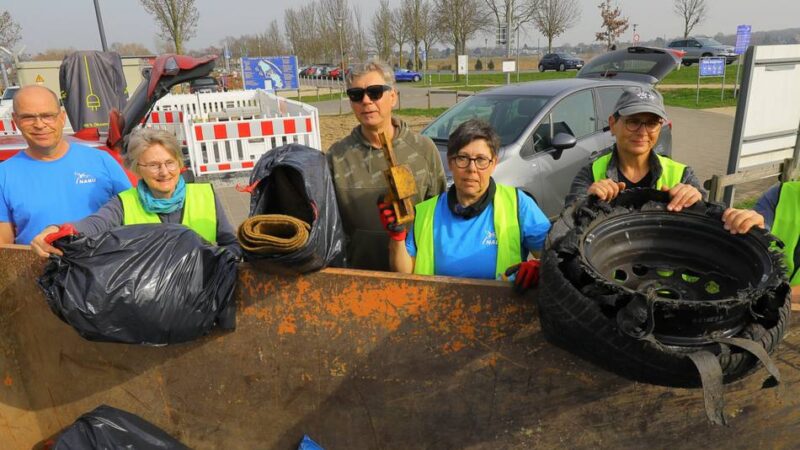 Zigarettenkippen, Plastikhandchuhe, Autoreifen: Nabu sammelt mit vielen Helfern Müll in Xanten auf