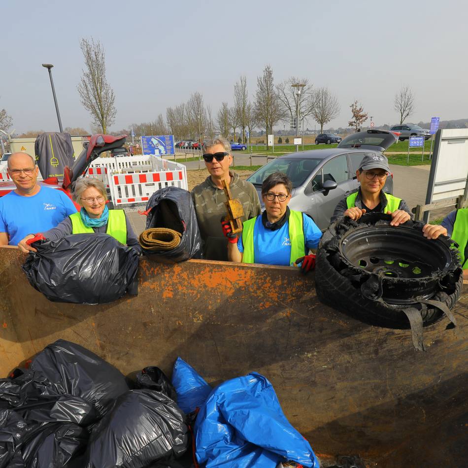 Zigarettenkippen, Plastikhandchuhe, Autoreifen: Nabu sammelt mit vielen Helfern Müll in Xanten auf