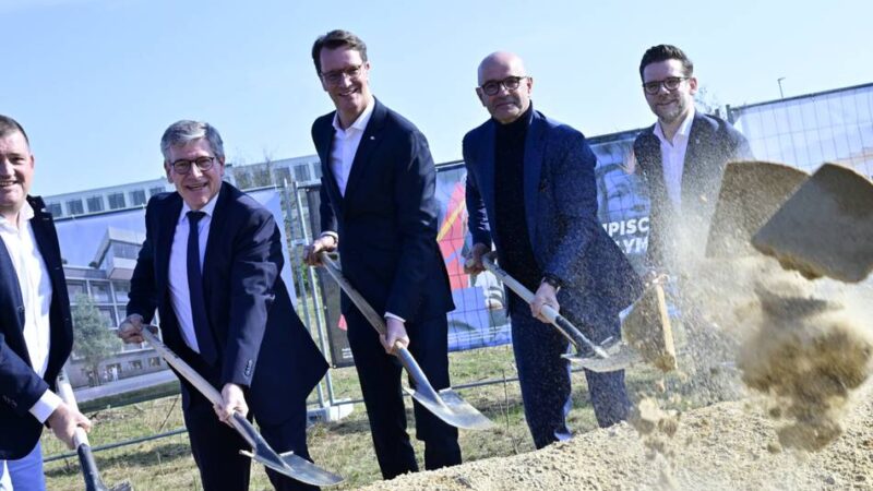 Mönchengladbach als „Tempel in Europa“ für diese Sportart: Ministerpräsident Wüst gibt Startschuss für Hockey-Leistungszentrum