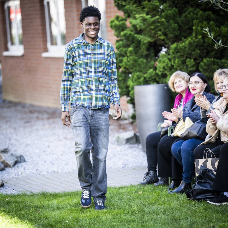 Secondhand-Mode aus dem Kaufhaus Wertvoll : Frühling der Generationen startet mit Modenschau