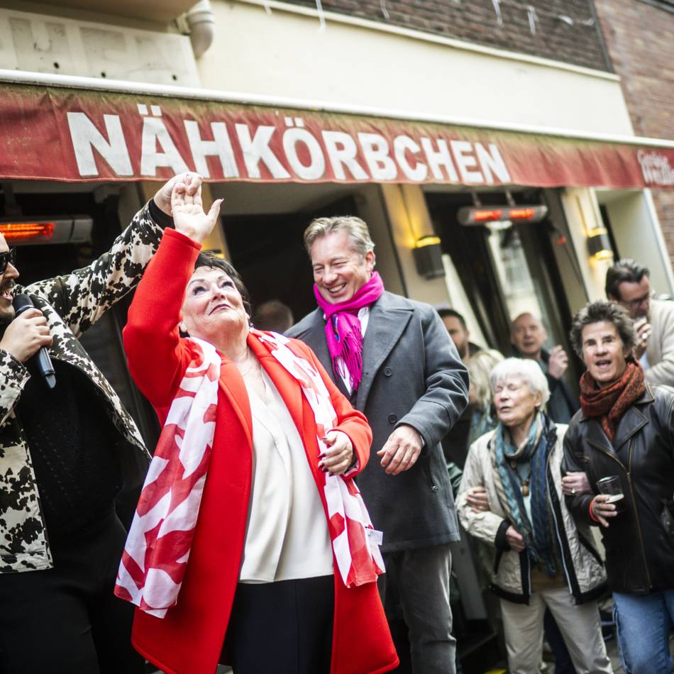 Karnevalisten verabschieden Karin Houck: Ein tränenreicher Abschied im Düsseldorfer Nähkörbchen