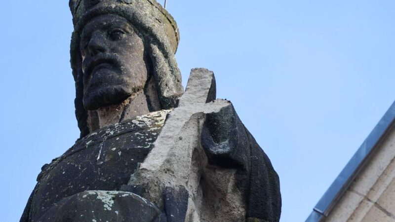 Zwischenfall an St. Dionysius in Krefeld: Statue stürzt von Kirchendach – David verliert seine Harfe