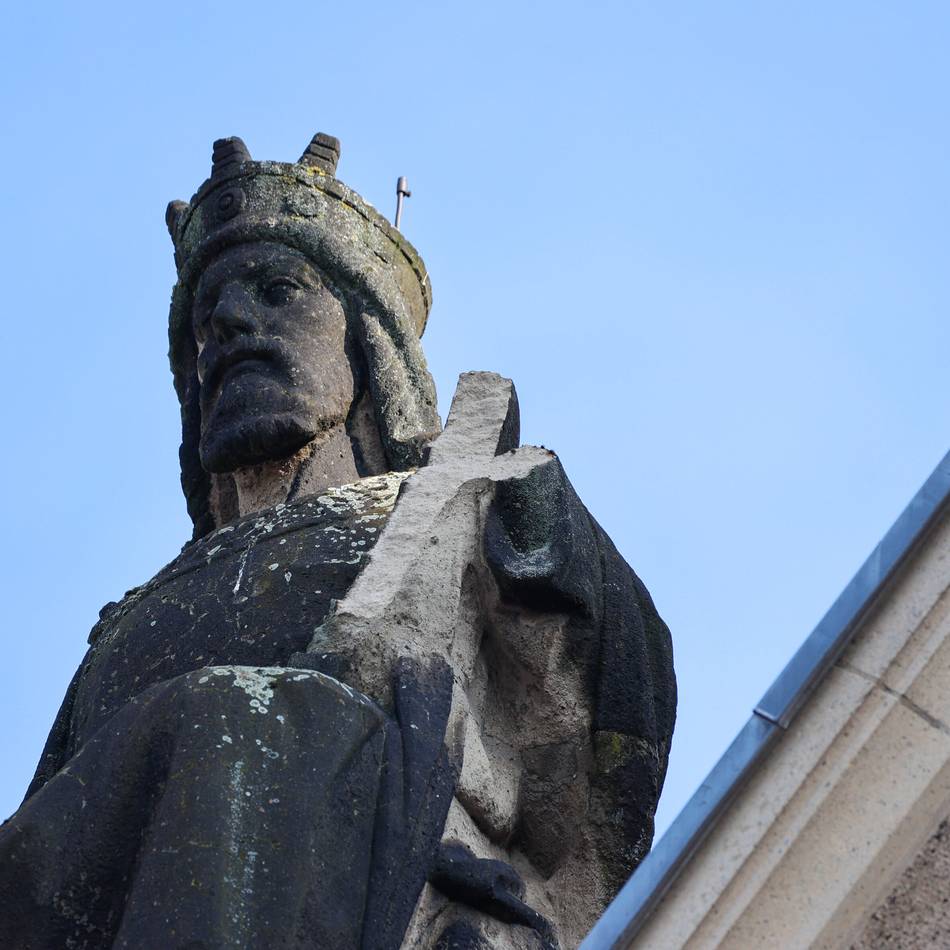 Zwischenfall an St. Dionysius in Krefeld: Statue stürzt von Kirchendach – David verliert seine Harfe