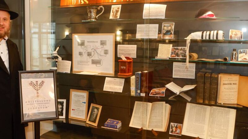 Bilder, Objekte und Führungen: Synagoge zeigt Ausstellung zu „Gelebtem Judentum“