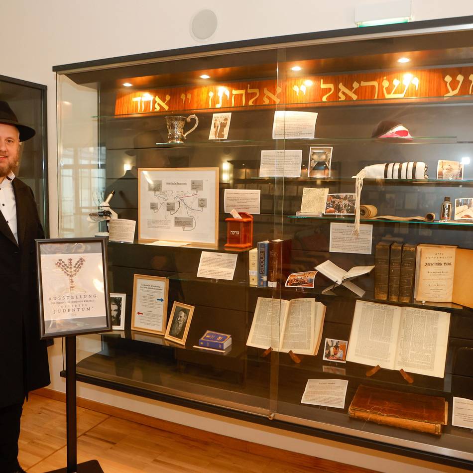 Bilder, Objekte und Führungen: Synagoge zeigt Ausstellung zu „Gelebtem Judentum“