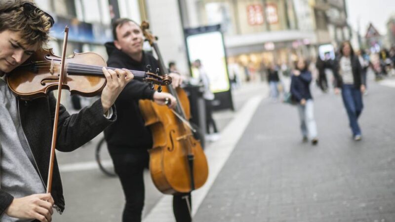 Schadowstraße in Düsseldorf: Straßenkünstler verdienen oft nur wenige Euro am Tag – doch es lohnt sich trotzdem für sie