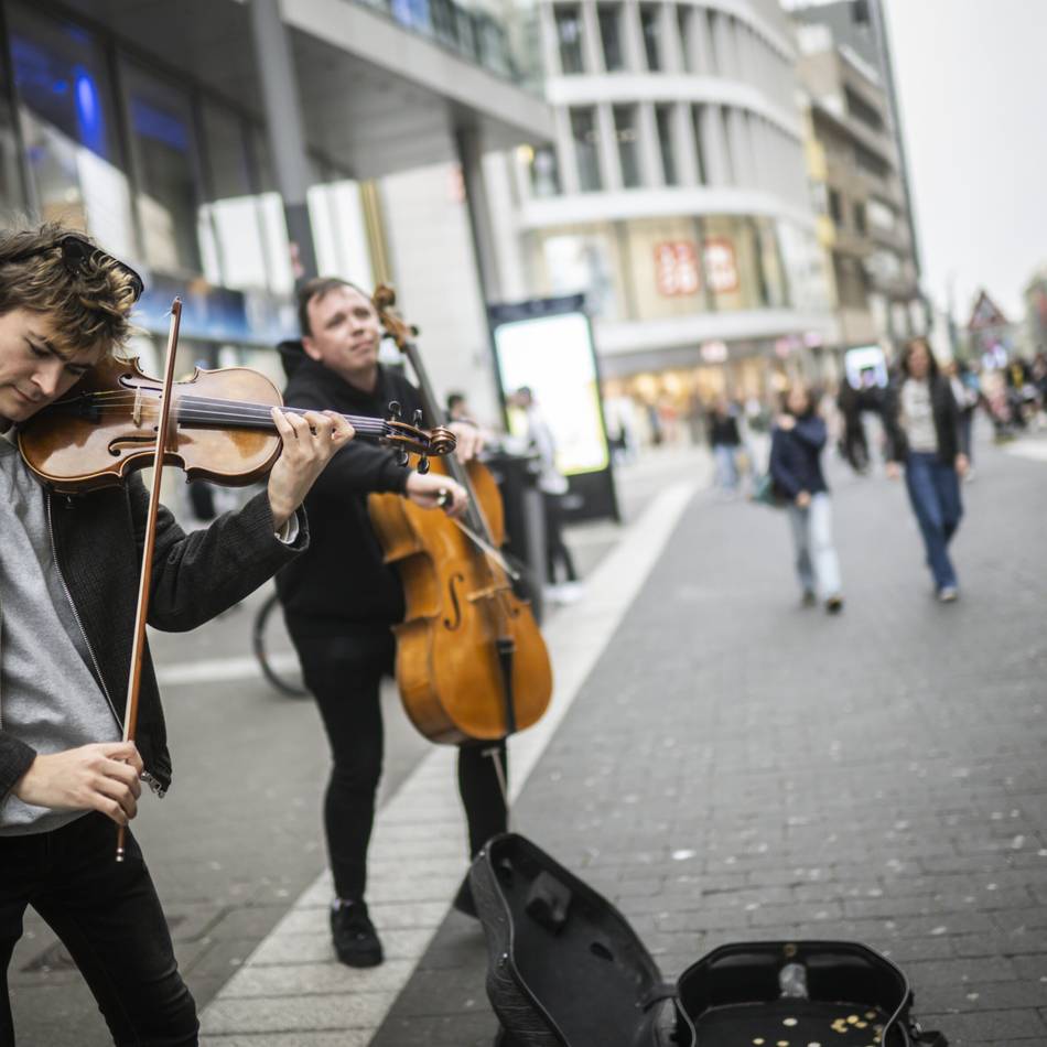 Schadowstraße in Düsseldorf: Straßenkünstler verdienen oft nur wenige Euro am Tag – doch es lohnt sich trotzdem für sie