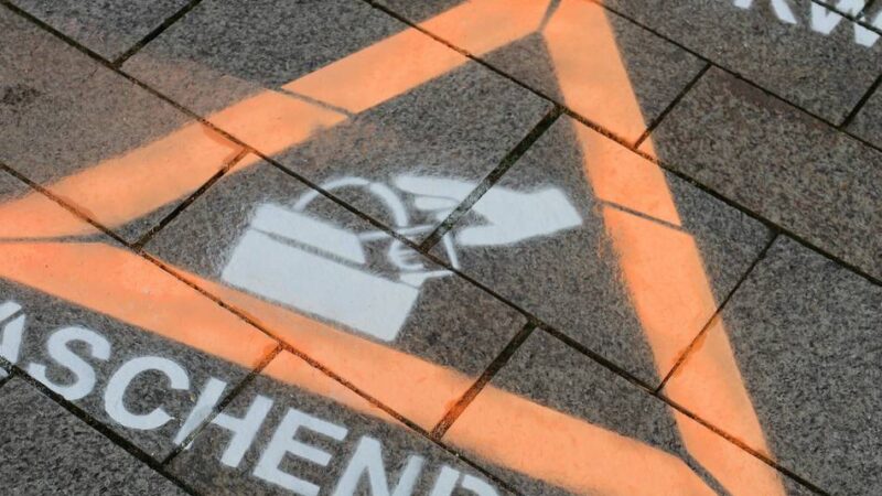 Auch Fälle in Radevormwald und Hückeswagen: Polizei warnt: Taschendiebe sind unterwegs