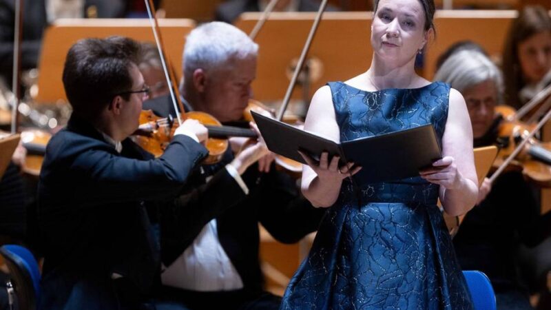 Konzert in der Tonhalle Düsseldorf: Sopranistin Landshamer singt, als hätte sie zwei Stimmen
