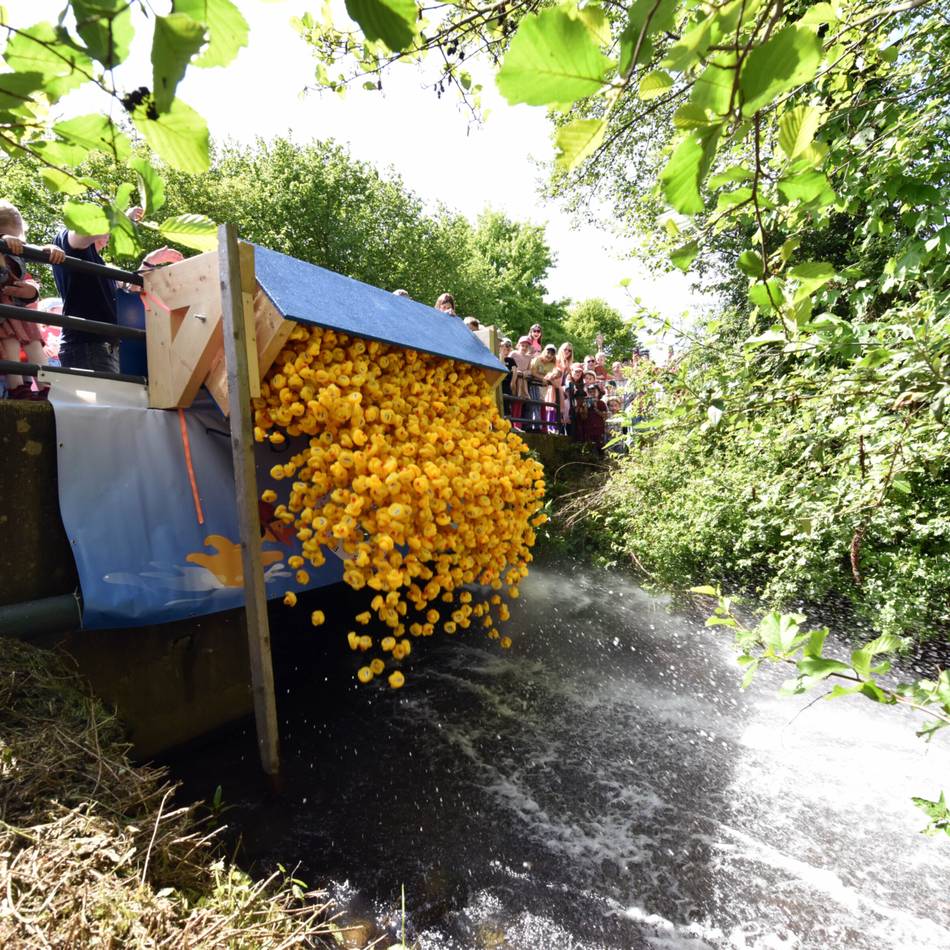 Kinderfest am Gillbach: Parcours und Zirkus rund um das Entenrennen