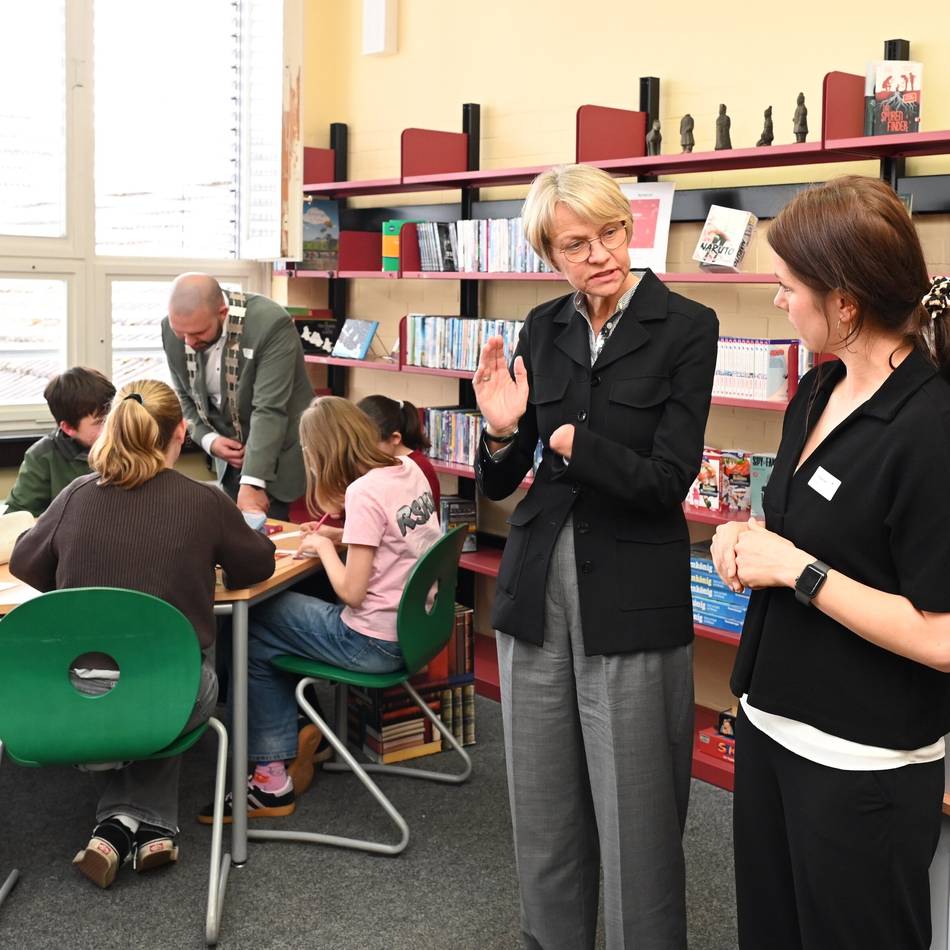 Dorothee Feller besucht Hückeswagen: Realschüler beeindrucken die Ministerin