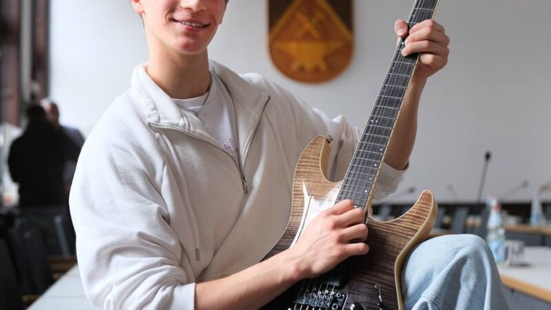 Musikschule Heiligenhaus: Leo Stüwe – top an der Gitarre