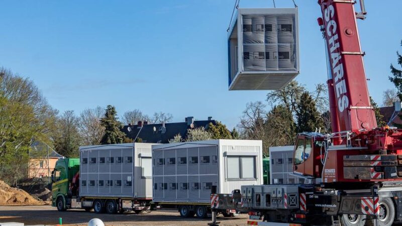 An der Breite Straße in Mönchengladbach: Erste Container für neue Gesamtschule angeliefert