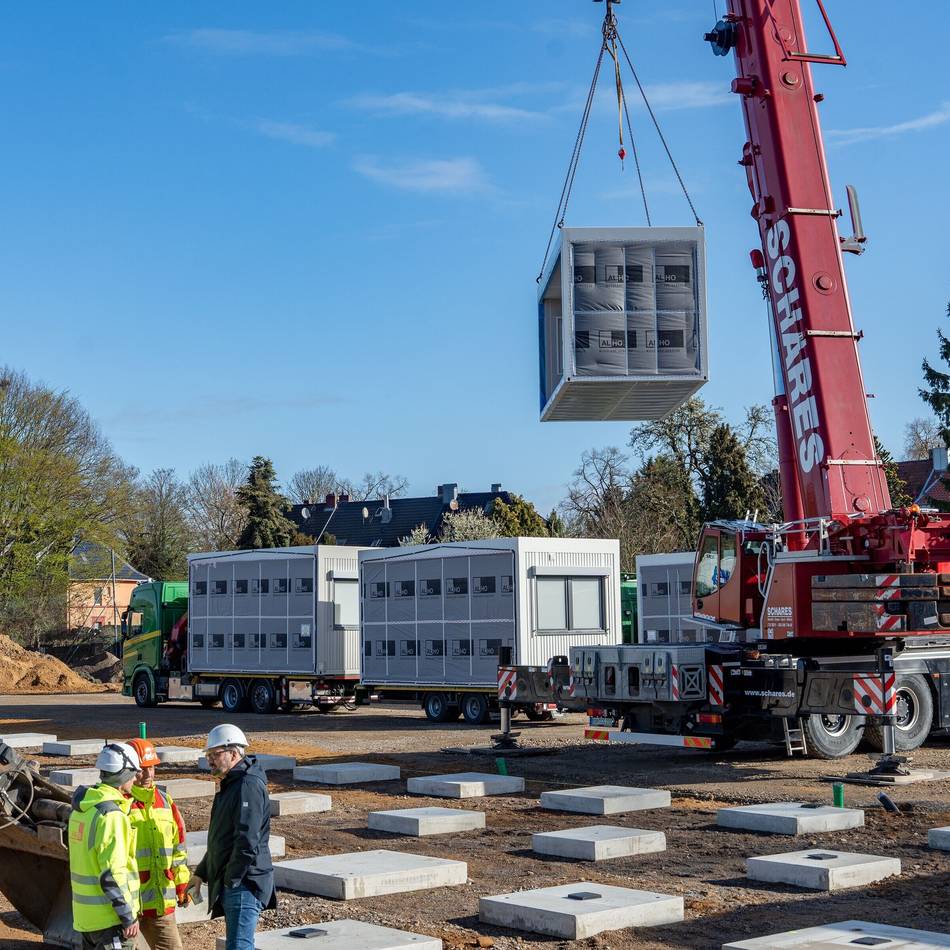 An der Breite Straße in Mönchengladbach: Erste Container für neue Gesamtschule angeliefert