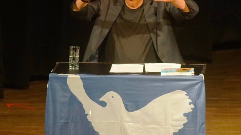 Kabarettist in Rees: Schmickler zieht im Bürgerhaus vom Leder