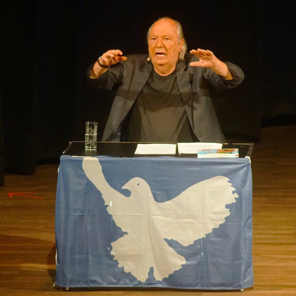 Kabarettist in Rees: Schmickler zieht im Bürgerhaus vom Leder