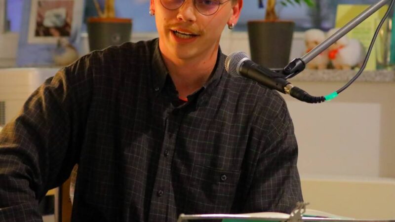 Musikalische Lesung in Alpen: Drei Romane, zwei Musiker, ein unterhaltsamer Abend