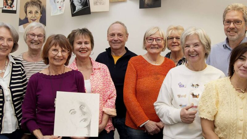 Neue Ausstellung der Künstlergemeinschaft: Im Rathaus Alpen wird es bunt