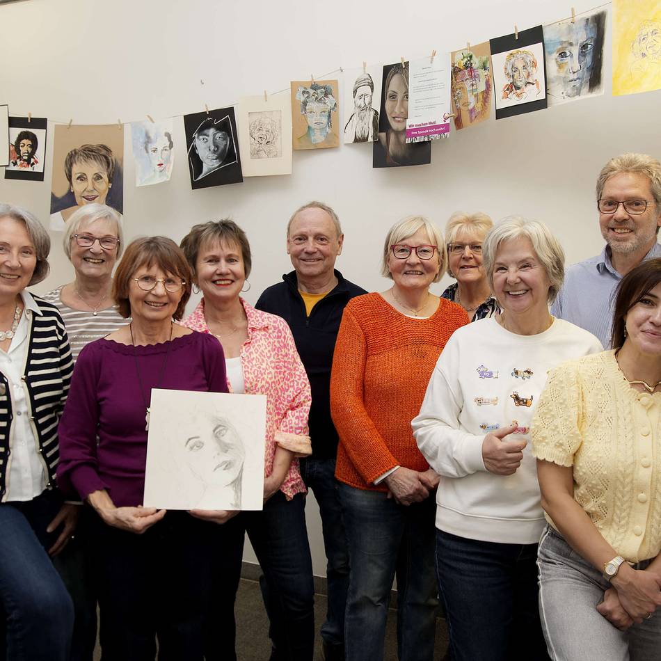 Neue Ausstellung der Künstlergemeinschaft: Im Rathaus Alpen wird es bunt