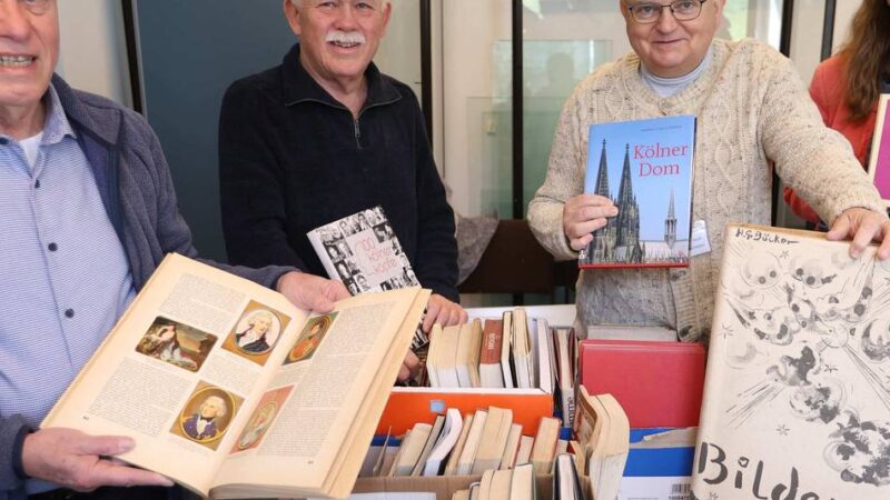 Historische Bücherbörse in Leverkusen: Besucher stöbern in alten Büchern und in eigener Familiengeschichte