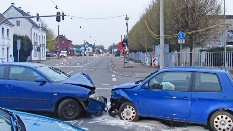 Auf der Hardt in Langenfeld: Schwerer Unfall mit zwei Verletzten – Fahrer flüchtet
