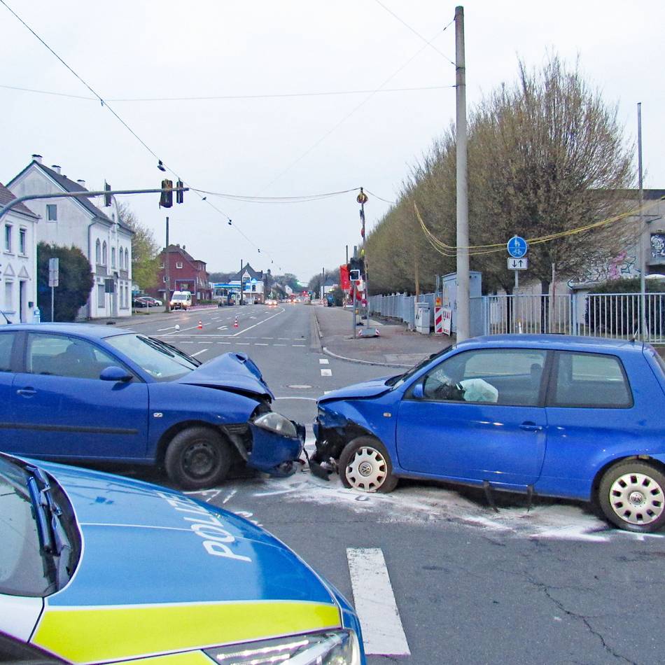 Auf der Hardt in Langenfeld: Schwerer Unfall mit zwei Verletzten – Fahrer flüchtet