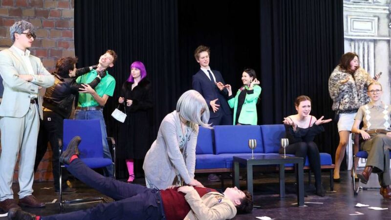 Freiherr-vom-Stein-Gymnasium Leverkusen: Autoren-Duo lobt Schüler für anspruchsvolle Inszenierung