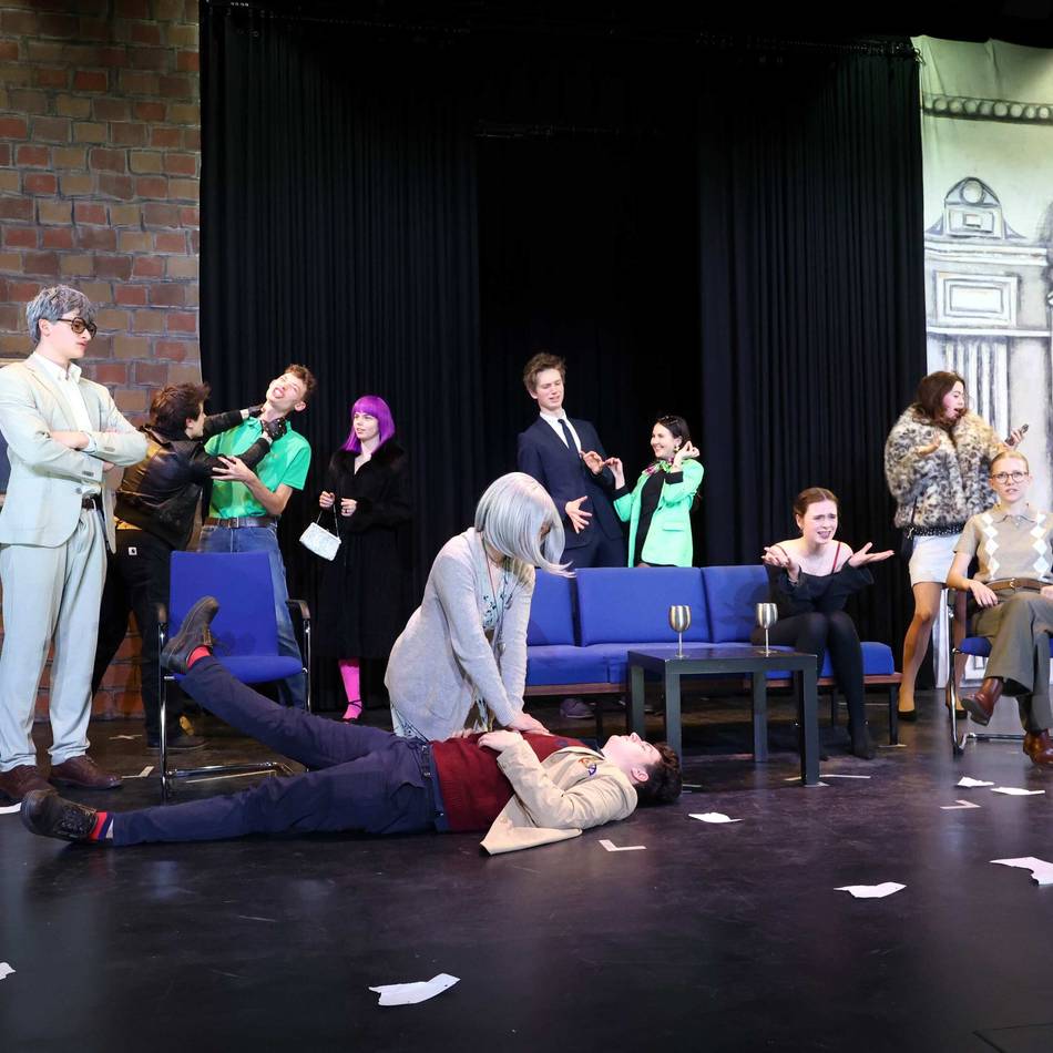 Freiherr-vom-Stein-Gymnasium Leverkusen: Autoren-Duo lobt Schüler für anspruchsvolle Inszenierung